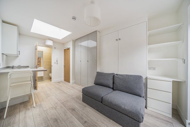 Modern Studio Flat in SE12 Main Photo