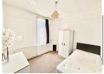 Spacious Double Room in E6 | Share with Only 1 Main Photo