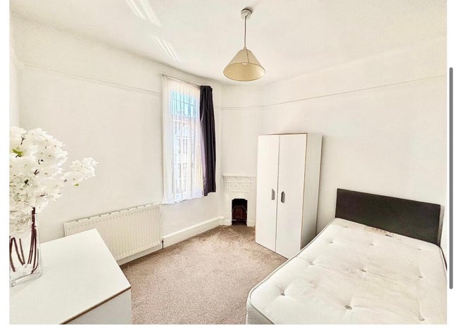 Spacious Double Room in E6 | Share with Only 1 Main Photo