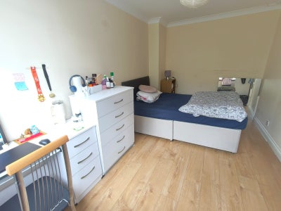 Cozy double room in North West London!  Main Photo