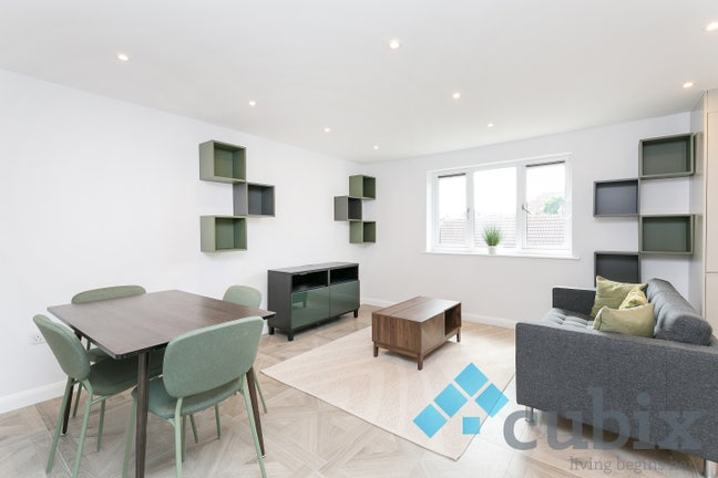 High Spec 2 bed apartment with parking Main Photo