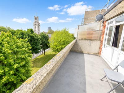 Single Room with Balcony Near Tower Bridge Main Photo