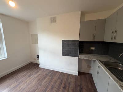 Modern Bedsit Opposite Stoke Newington Station Main Photo