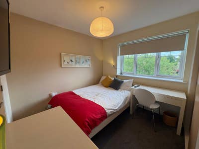 Close to Sutton Business Park & A329M Main Photo