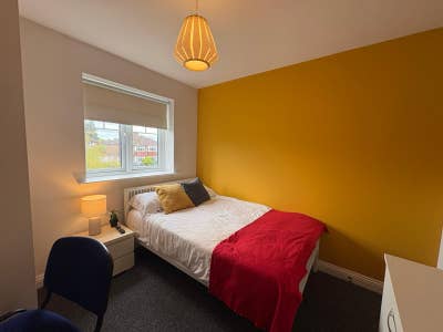 Close to Sutton Business Park & A329M Main Photo
