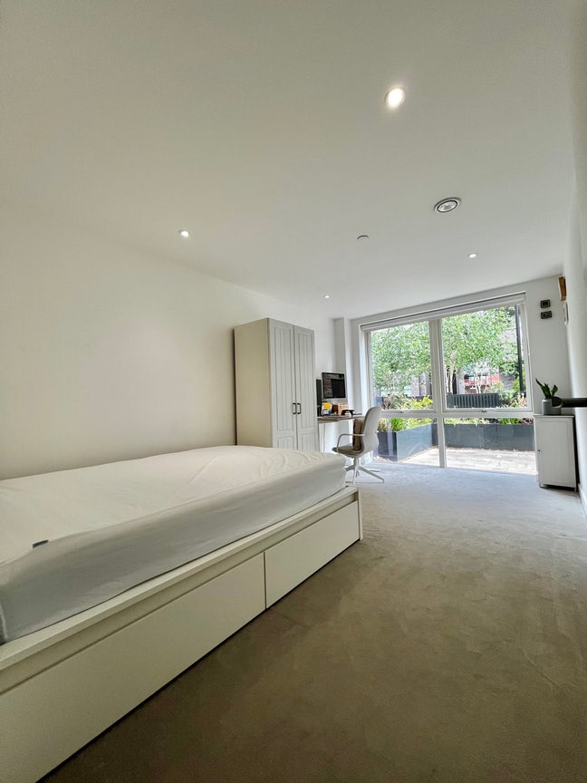Bright & Quiet Room in Clean Home – All Bills Incl Main Photo
