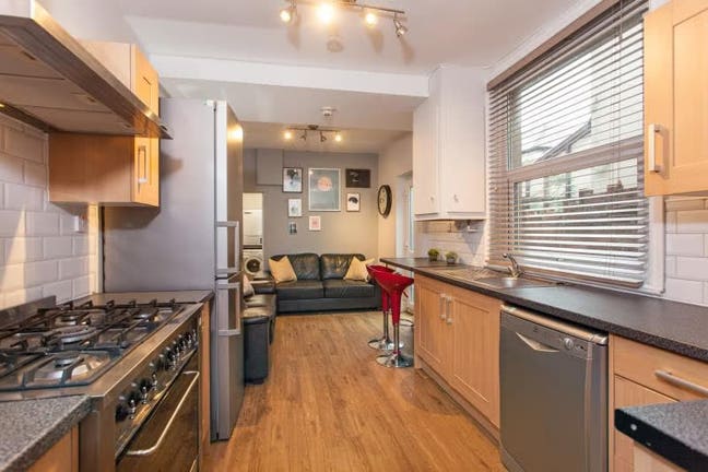 6 Bed House Share 26/27 - Professionals Welcome Main Photo