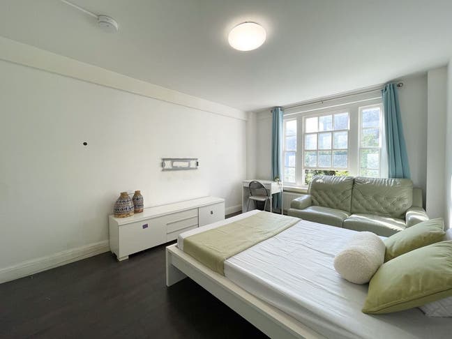 1 En-Suite or  3  Doubles - Living Room Property  Main Photo
