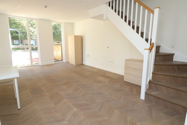 Luxury Room - Modern Flat  SE3 - Living&Balcony  Main Photo