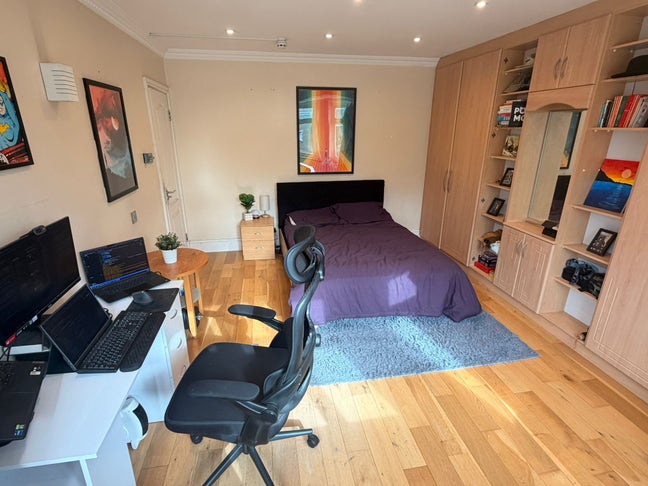 Female preferred - 1 room available in friendly 6 bed Main Photo