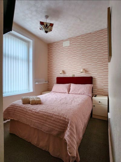 Compact En-Suite Double Room in Seaside Guesthouse Main Photo