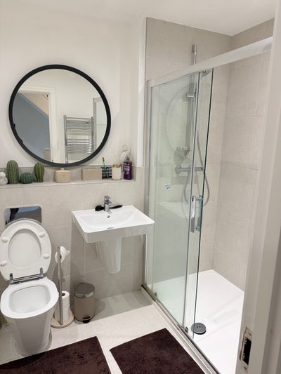 Modern Rooms Available – Near Gatwick Airport  Main Photo
