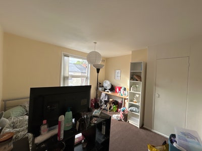 Spacious room near the center of Cov Main Photo