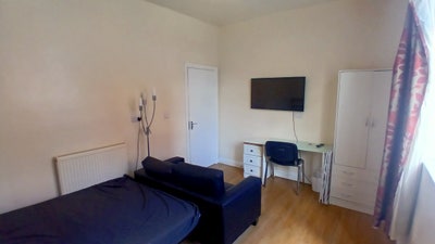 ST6/Burslem. Large Double + TV + Sofa. Parking Main Photo