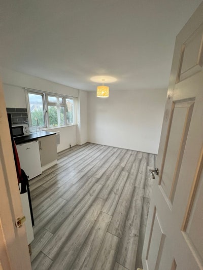 2 bed flat to rent in ROMFORD (RM3)  Main Photo