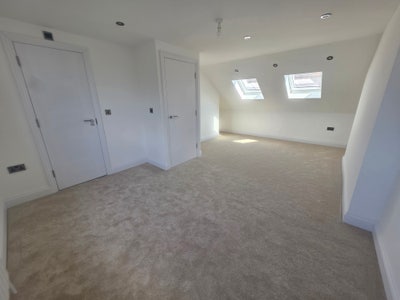 Walking distance to Chadwell Heath Station & Goodm Main Photo