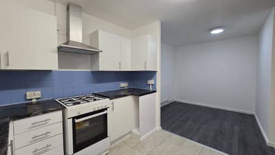 Newly Refurbished 4 Bed Maisonette Garden flat  Main Photo