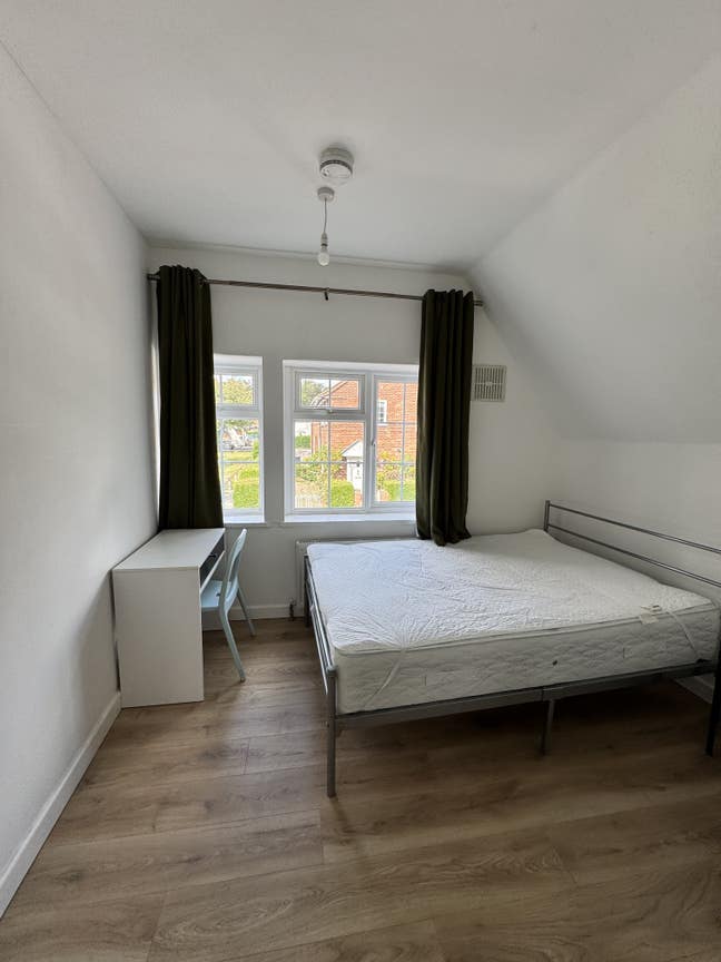 Cosy Double Room in Quiet Professional House share Main Photo