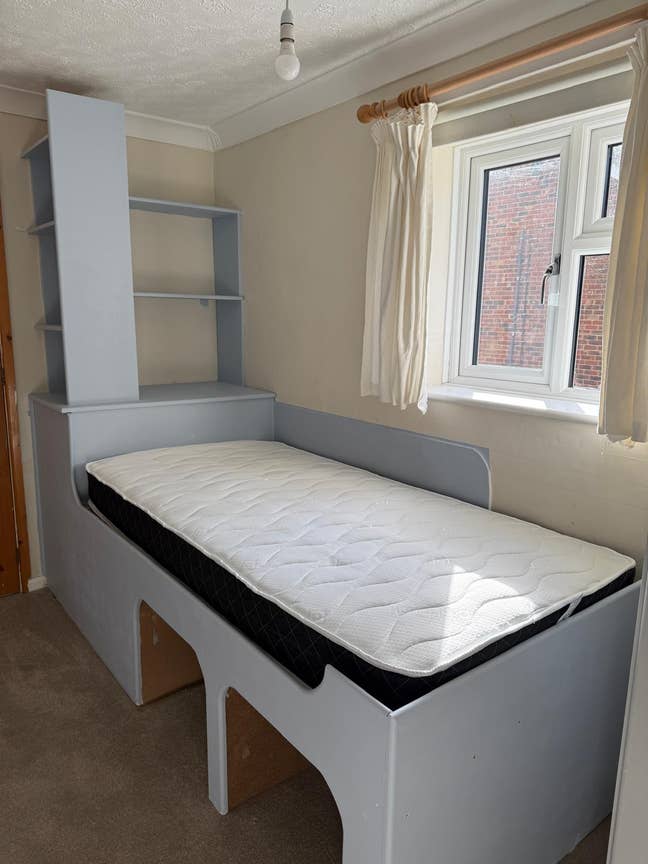 Single room near town for Women | Mon-Fri ONLY Main Photo