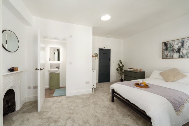 🌇  Huge Deluxe Ensuite - Prime BS4 | Video Tour 📹 Main Photo