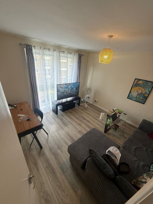 Bright & Sunny 1 Bed Flat in Trendy Wood Street  Main Photo