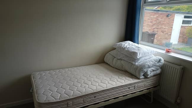 Single short term furnished room to rent Main Photo