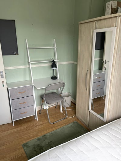 Double Room available in 4 bed house  Main Photo