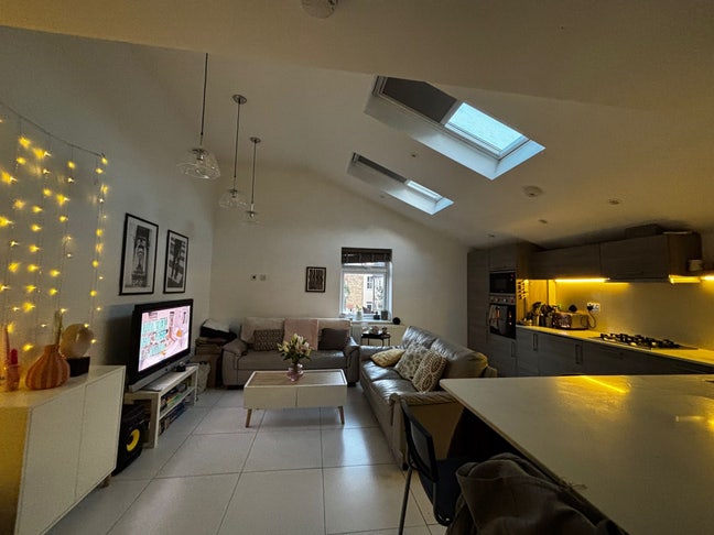 1 ensuite and 1 double available with free parking Main Photo