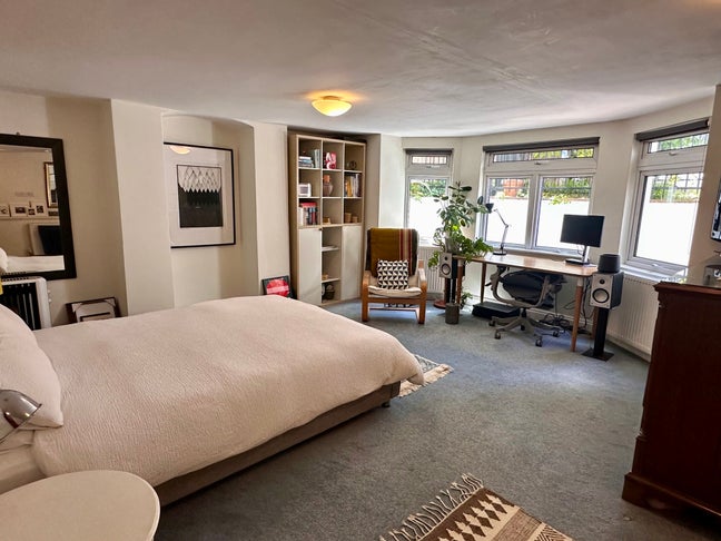 Huge 400sq ft double room with private entrance Main Photo