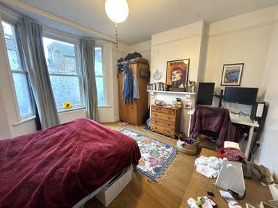 Double room to rent available in Egham Main Photo