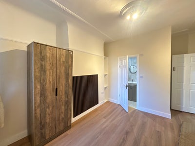 Massive en-suite double room opposite bus stop! Main Photo