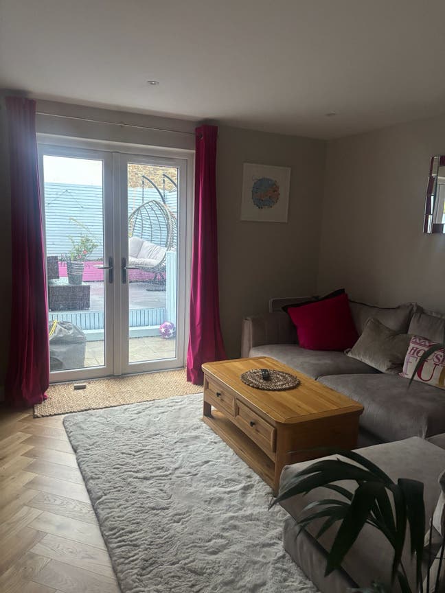 Unfurnished double bedroom available  Main Photo