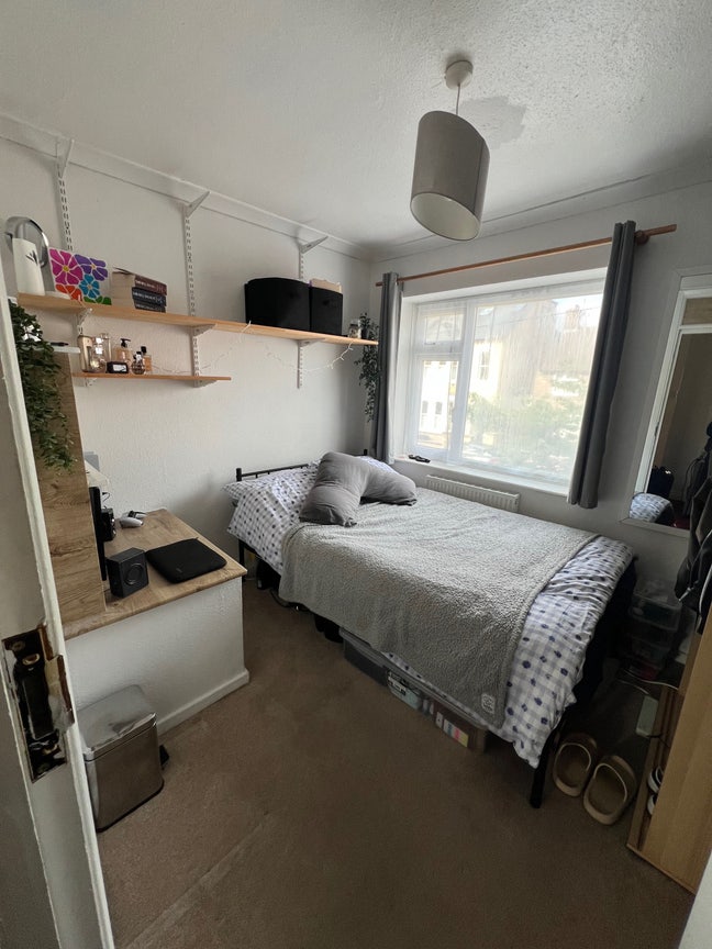 Small Double Room Available in Clapham South  Main Photo