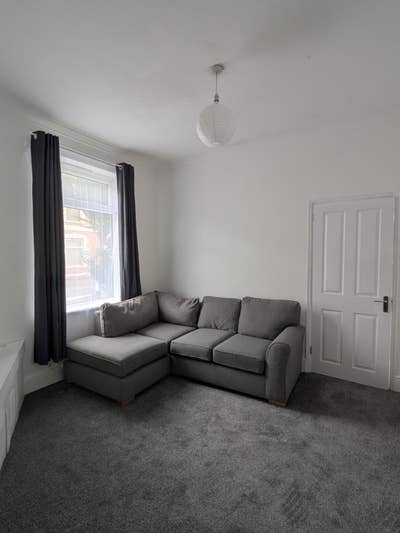 3 bed + living room and dining room kitchen garden Main Photo