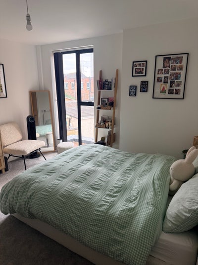 Double room available in 2 bed flat Colliers Wood Main Photo