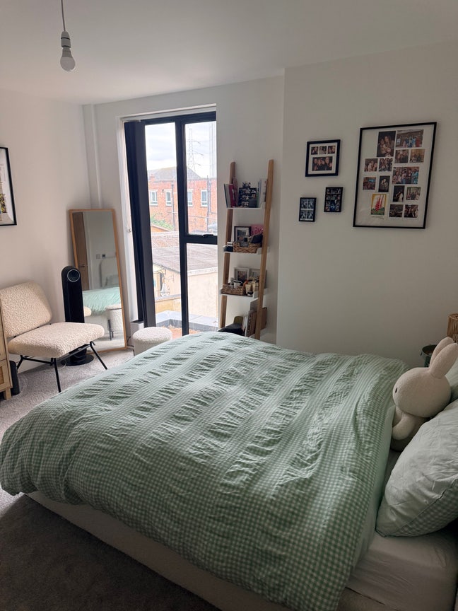Double room available in 2 bed flat Colliers Wood Main Photo