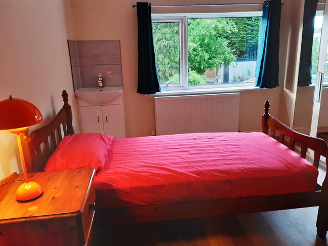Large rooms 2 mins from Sutton High Street Main Photo