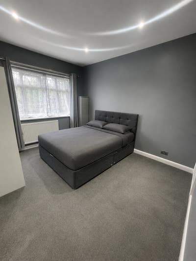 Large Furnished Room in mitcham Main Photo
