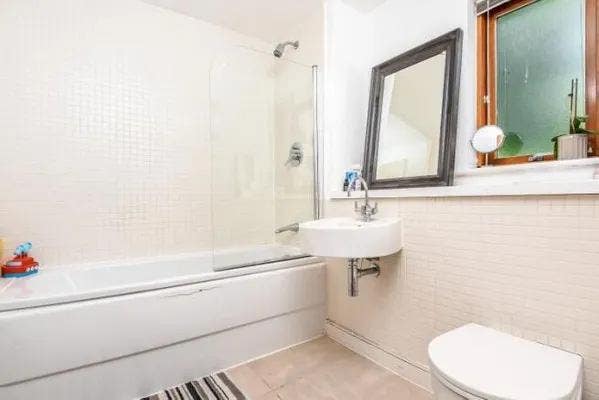 Great Value Double Room in Spacious Home Main Photo