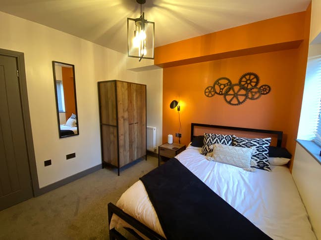 LC5 - Newly Refurbished Double Room - En-suite Main Photo