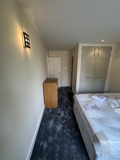 Large Double Room with Ensuite Bathroom Main Photo