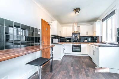 Stunning 4 Bed House in Stratford Main Photo
