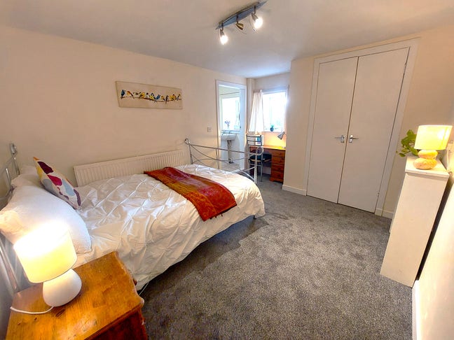 Double rooms, 2 ensuite, parking, by town centre Main Photo