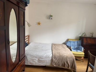 Spacious room near Kings Cross Station  Main Photo