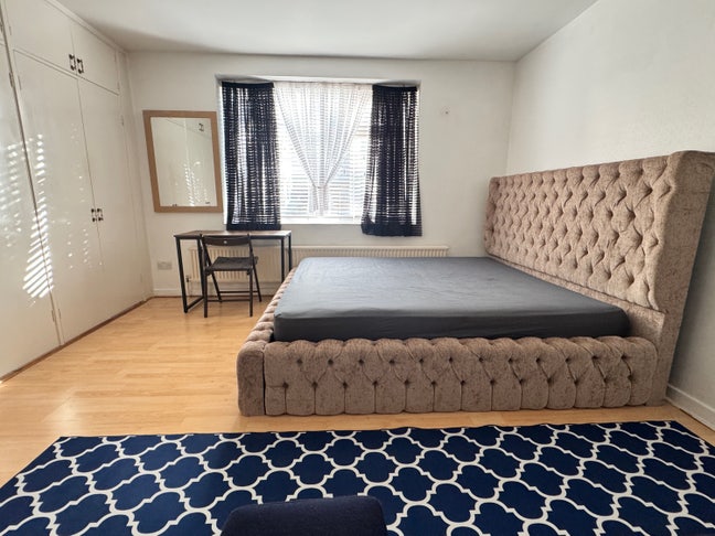 Large double room to rent in flat in Hendon  Main Photo