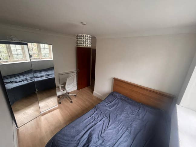 Bright Double Room in Quiet Gated Flat – 10 mins t Main Photo