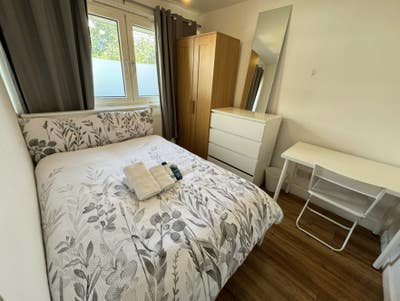 03 Rooms available in East Putney! Main Photo