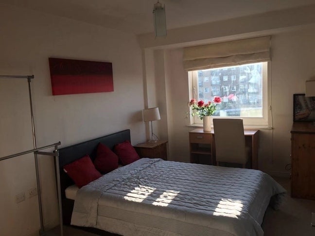 Bright & Spacious 2 bedroom flat with en-suite  Main Photo