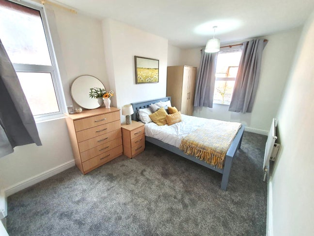 Spacious Ensuite Available.- All Bills Inc Main Photo
