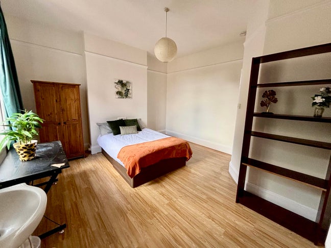 NEW Available Room in LE3! Main Photo